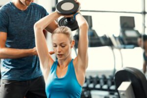 Mulher treinando em academia